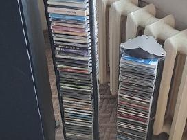 CD stovai ir audio spintelė.