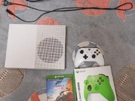 Xbox One S 1tb 2 pulteliai + diskinis žaidimas.