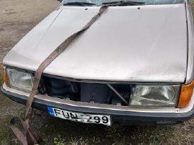 Audi 100 dalimis