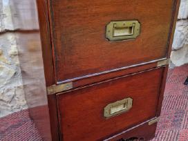 Vintažinė mid century raudonmedžio masyvo komodėlė