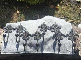 Pakabos metalines su keramika drabuziams