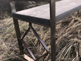 Suoliukas iš vienos lentos ant metalinio rėmo