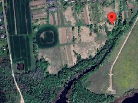 Sklypas prie vandens telkinio