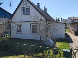 Parduodama namo dalis su garažu ir ūkiniu