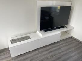 TV spintelė su integruotu Ruby Fires biožidiniu