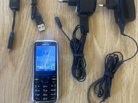 Nokia C5 telefonas su pakrovėju ir priedais