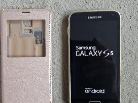 Telefonas Samsung Galaxy S5 su dėklu.