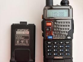 Baofeng Uv-5re Plus su dviem baterijomis