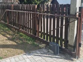 Stumdomi metaliniai vartai su automatika