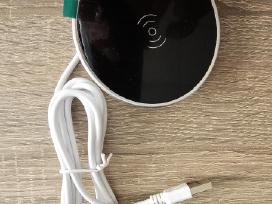 Bevielis telefono kroviklis prie stalo