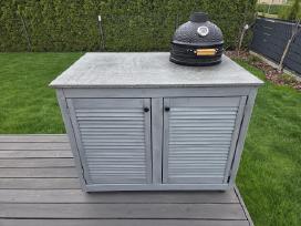 Kamado minimo kepsninė su stalu.