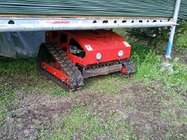 Žoliapjove aukštai žolei robotas