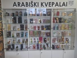 Baltos prekybinės vitrinos