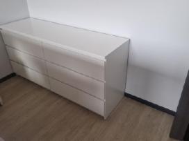 Miegamojo komoda ir spinteles prie lovos