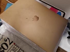Apple MacBook su sudužusiu ekranu