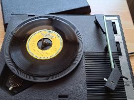 Vintage vinilinių plokštelių grotuvas.