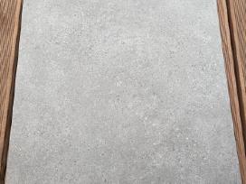 Akmens masės 60x60 pilkos plytelės. Viso 3,6 m2