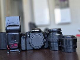 Veidrodinis fotoaparatas Canon 600d su priedais