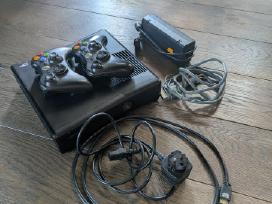 Xbox 360 Slim 250gb + 2 pulteliai + Kinect kamera