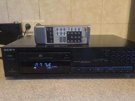 Sony cdp-591 CD grotuvas su distanciniu pultu.