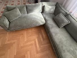 Parduodama žalia velvetinė sofa