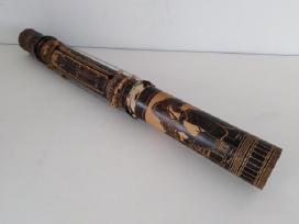Valiha Madagaskaro kankles gitara is bambuko