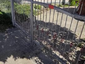 Parduodama metalinė tvora su vartais