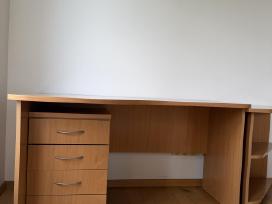 Rašomasis stalas su stalčių spintele ir lentyna