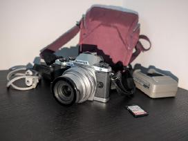Olympus Om-d E-m10 fotoaparatas su objektyvu