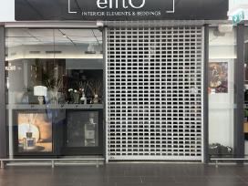 Stiklinė vitrina ir elektrinės žaliuzės