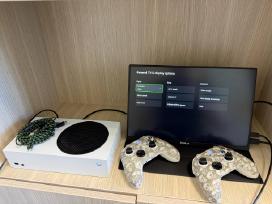 Xbox Series S 512gb su 2 pulteliais monitoriumi