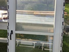 Parduodami naudoti mediniai langai.