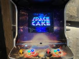 Retro žaidimų aparatas. Arcade konsolė.