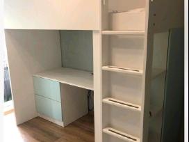 Aukšta lova Ikea Smastad su stalu ir spinta