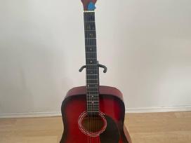Parduodama gitara su dėklu