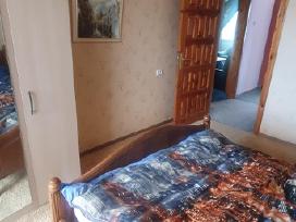 Kambarys triju kambariu bute