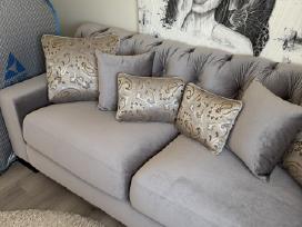 Pilka sofa-lova su miegama dalimi