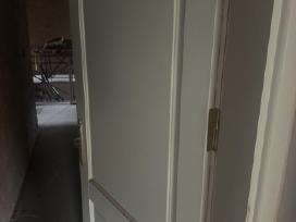 Baltos medinės durys su staktos