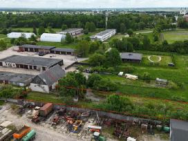 Pastato dalis su 10 arų žemės sklypu