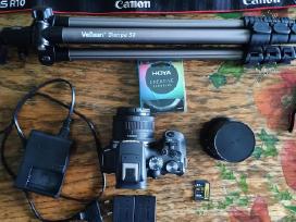 Canon R10 su priedais