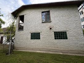 Parduodamas namas su ūkiniu pastatu ir 2 garažais
