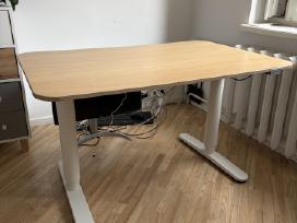 Pakeliamas Ikea Bekant stalas