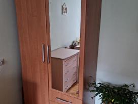 Parduodama spinta su veidrodžiu