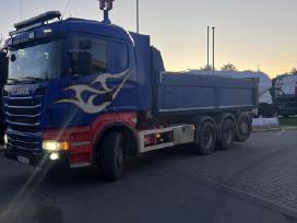 Zvyras smelis skalda juodzemis atsijos akmenukai