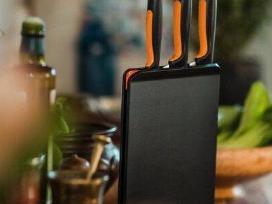 Fiskars peilių rinkinys su stovu, 4 dalių