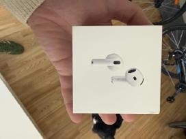 Apple Airpods 4 su aktyviu triukšmo slopinimu
