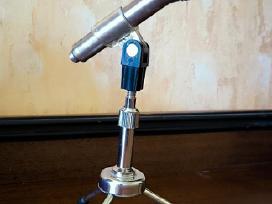 Vintage mikrofonas su stovu