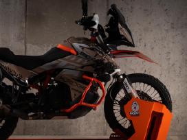 Dockit. Pasukamas motociklo stovas su užraktu
