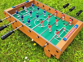 Kompaktiškas medinis mini stalo futbolas .