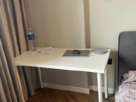 Baltas Ikea darbo / mokymosi stalas